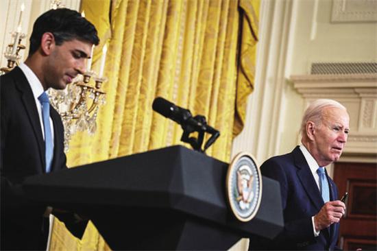 美国总统拜登(右)在与英国首相苏纳克举行的联合记者招待会上发表讲话