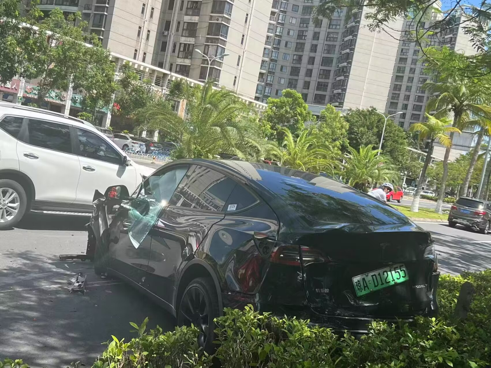 1死1伤!特斯拉撞飞越野车