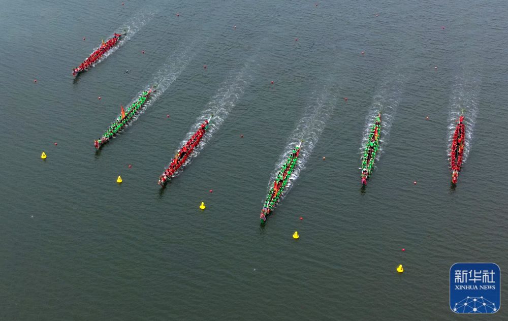 6月18日,龙舟队在广东汕头澄海区海明公园参加赛龙舟活动(无人机