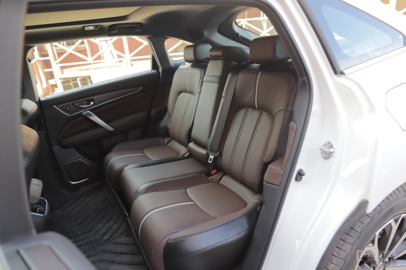 空间方面,新款本田ur-v依旧是大五座的布局,后排空间相当宽敞,搭配大