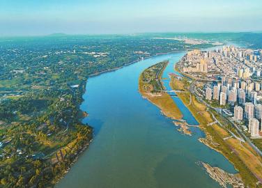6月6日,宜宾市江安县境内的长江段显现一江碧水向东流的景象.