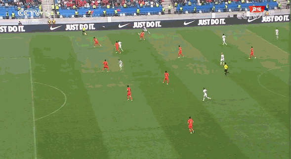 巴勒斯坦队打中门柱。