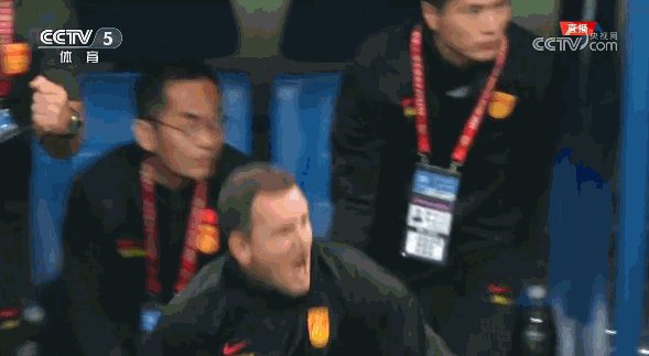目睹武磊的进球，扬科维奇疯狂庆祝。