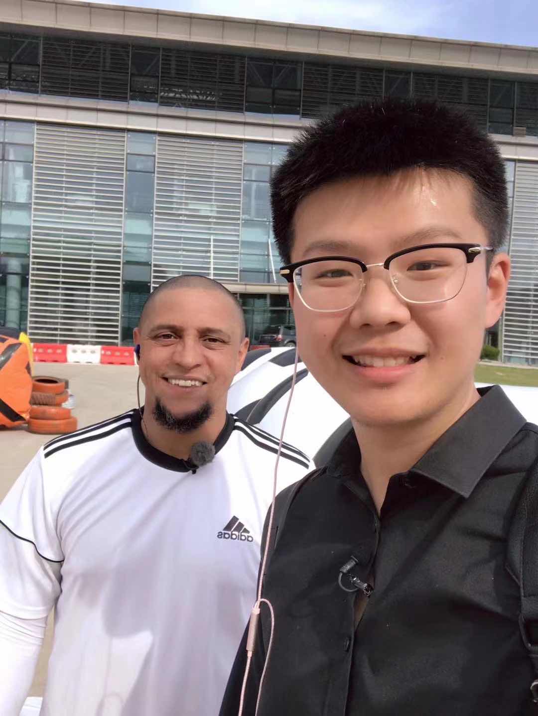 刘锦程和罗伯特卡洛斯合影