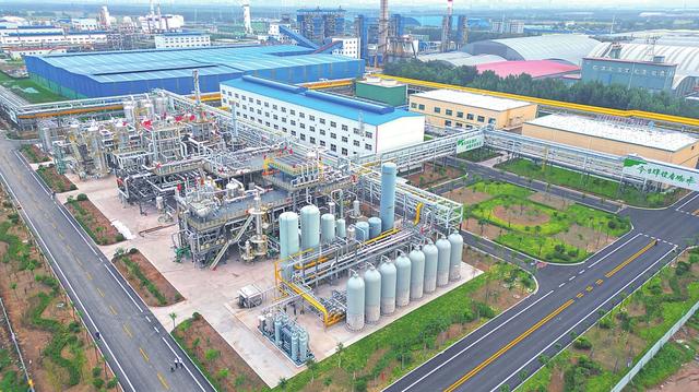 孝义市鹏飞鹏湾氢港制氢工厂全景.本报记者李全明摄