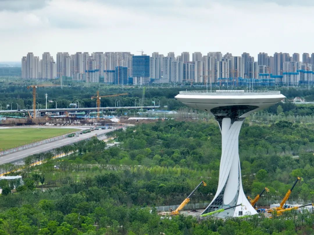 6月19日拍摄的骆岗机场全向信标台抬升工程.