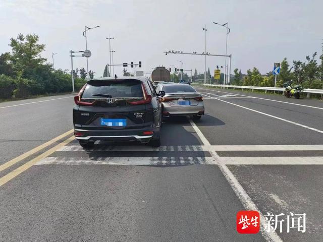 图为两车相撞的现场
