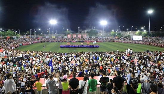 6月17日,贵州黔东南,榕江县"村超"足球赛比赛间隙,观众在欣赏民族节目