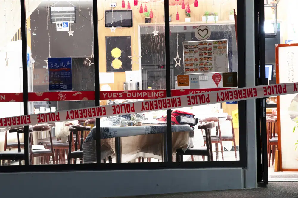 新西兰一持斧男子冲入三家中餐馆无差别砍人,致4人受伤住院|新西兰_新浪新闻