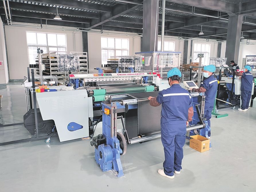 山西希本复合材料公司生产车间,工人正在做投产试运行准备工作.