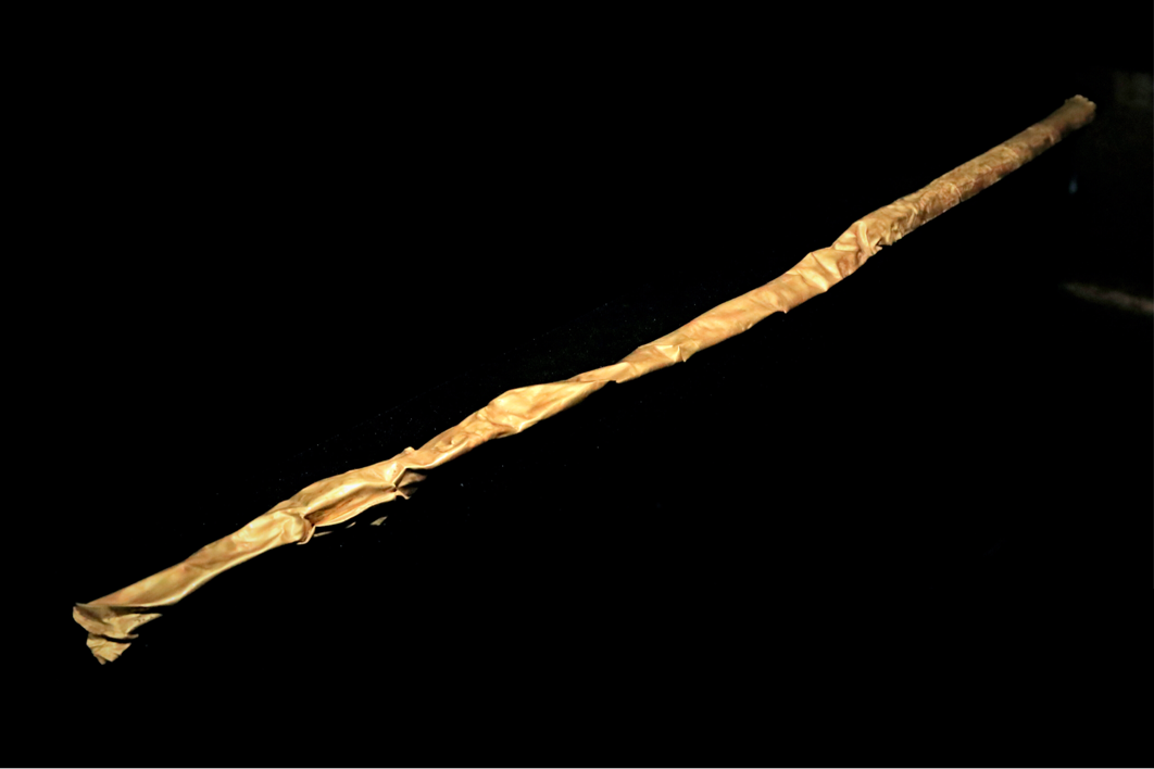 三星堆遗址出土象征王者之器的金杖.(中国网发 栗卫斌 摄)