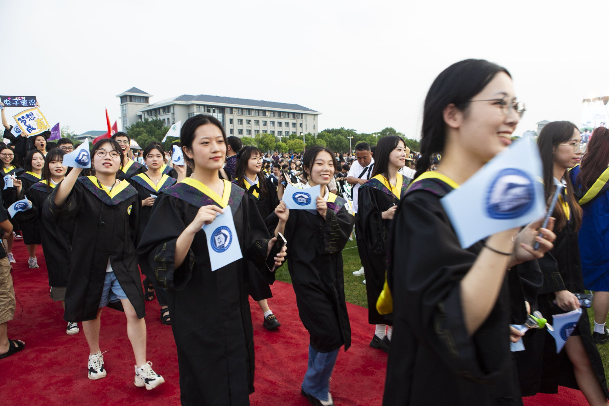 温情款款!东南大学为三届学子补办线下毕业典礼