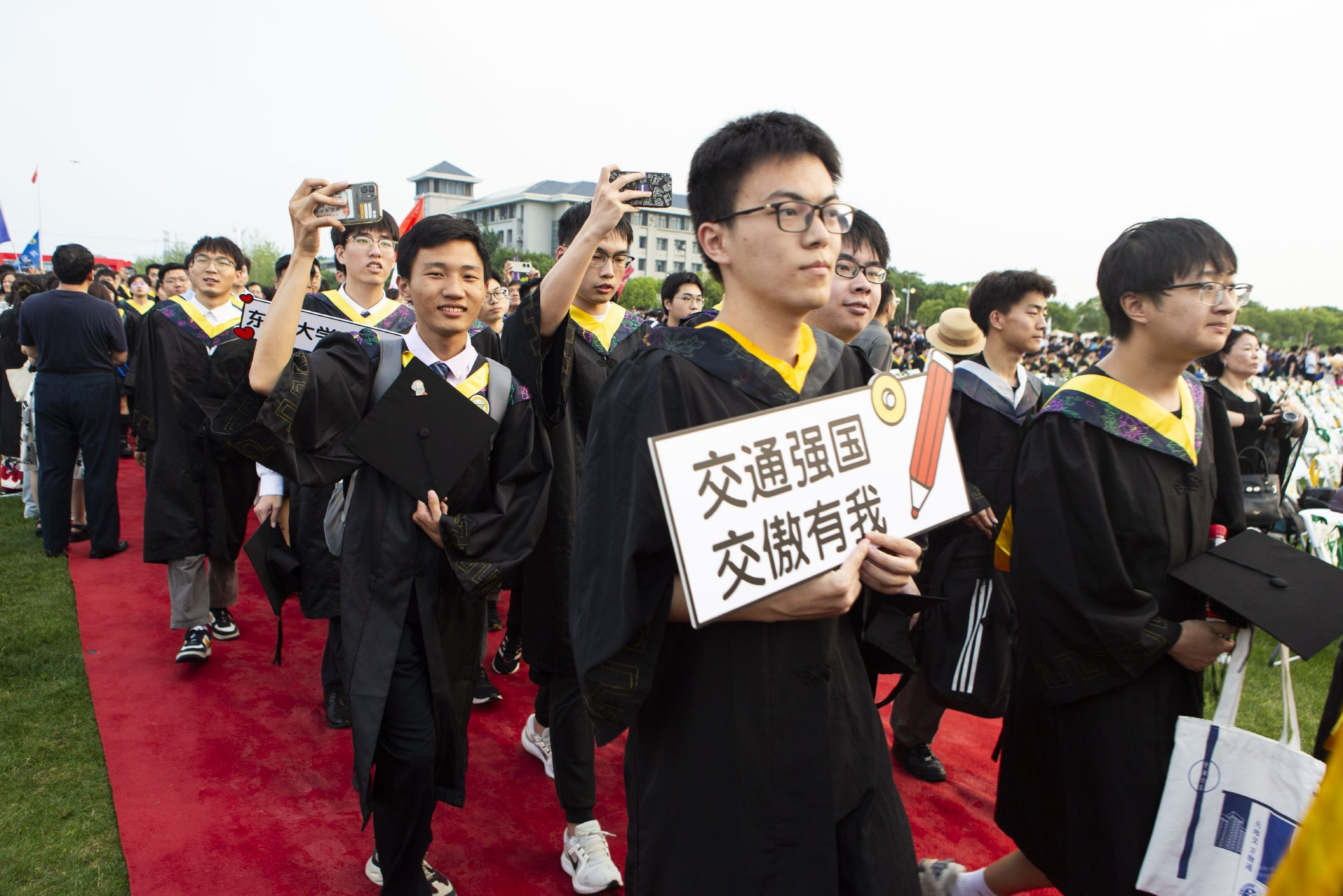 温情款款!东南大学为三届学子补办线下毕业典礼