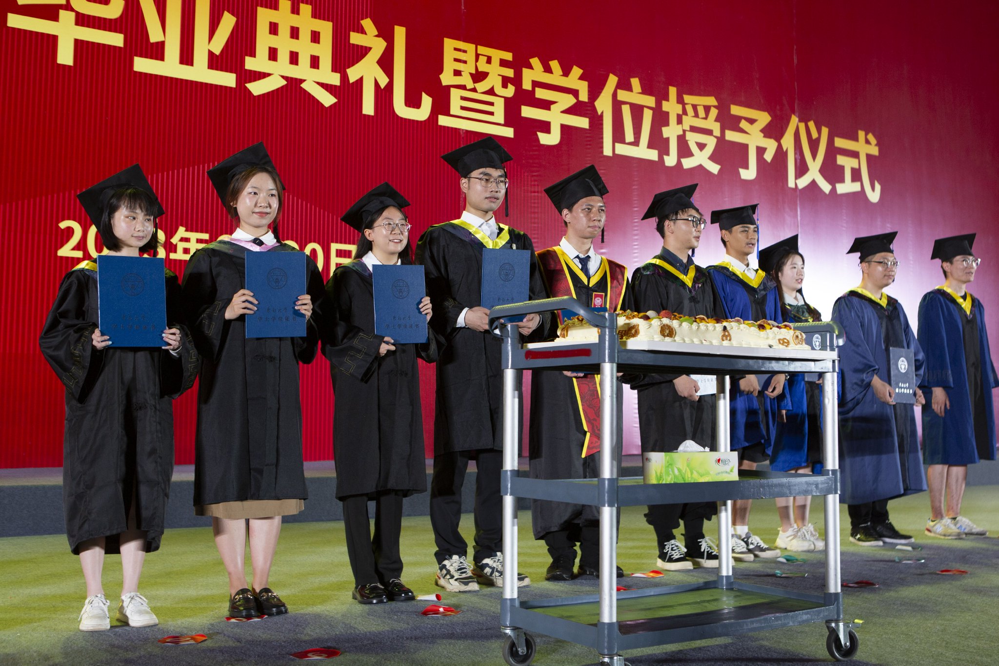 温情款款!东南大学为三届学子补办线下毕业典礼