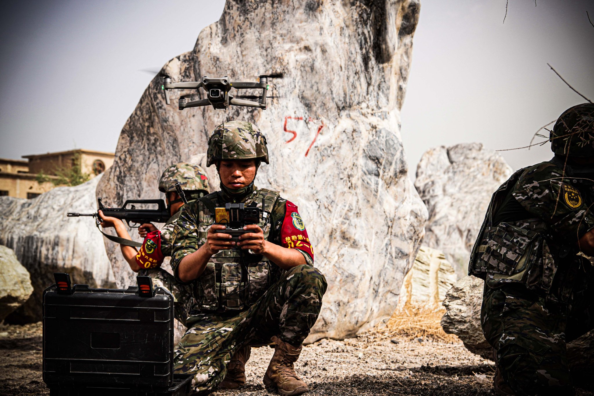 特战小队官兵在演练时利用无人机侦察.李亚旗68摄