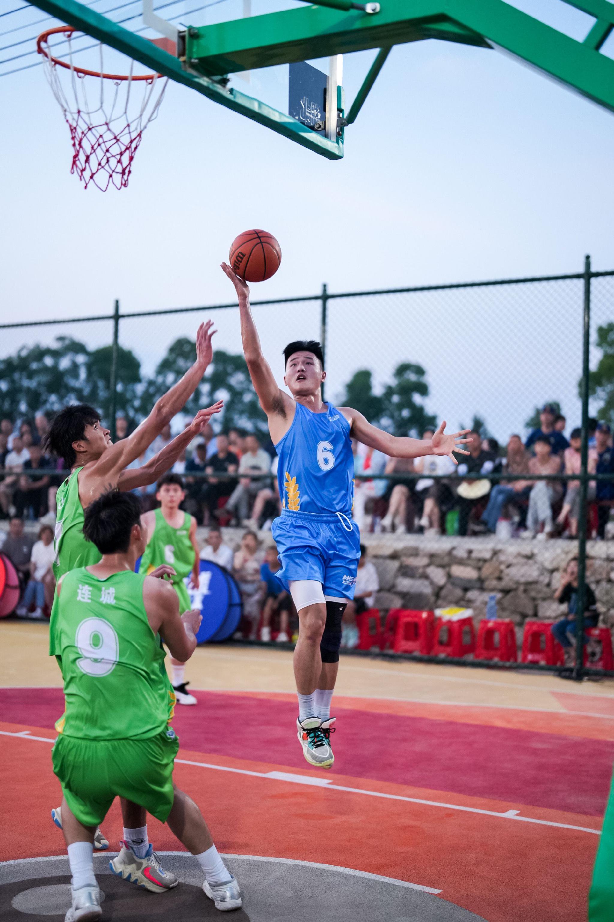 深一度|捧起乡村篮球肥沃的土壤,我闻到了丰收的甘甜