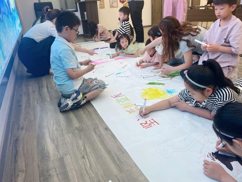 江苏兴化：“绿书签”进社区，健康阅读一路“童”行