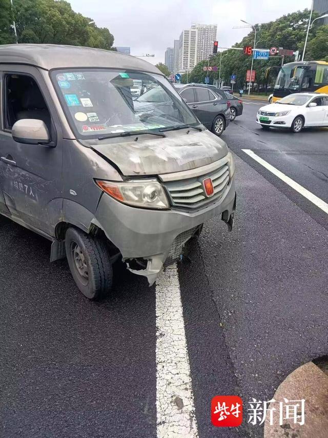 图为面包车发生事故的现场