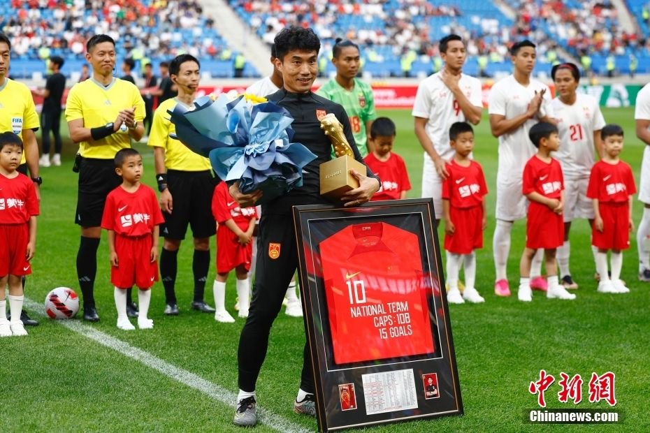 郑智在国足退役仪式上.中新社记者 富田 摄