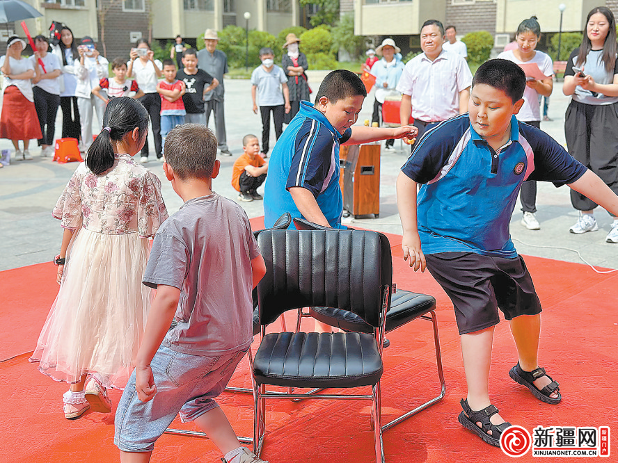 在泰裕小区市民广场,小朋友们一起玩抢凳子游戏.(全媒体记者盖煜摄)