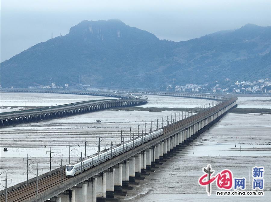 福建宁德,一辆和谐号动车组穿过温福铁路宁德跨海大桥.胡鹏 摄