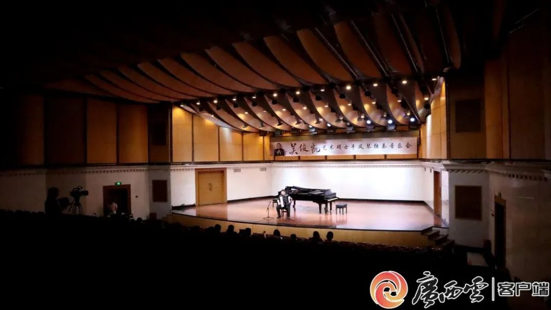 广西艺术学院的学子们在音乐厅听音乐会,感受音乐的魅力.学校供图
