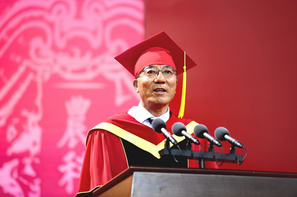 "那个高高的红色建筑是老水塔,给学校供水几十年了,现在已经光荣退休