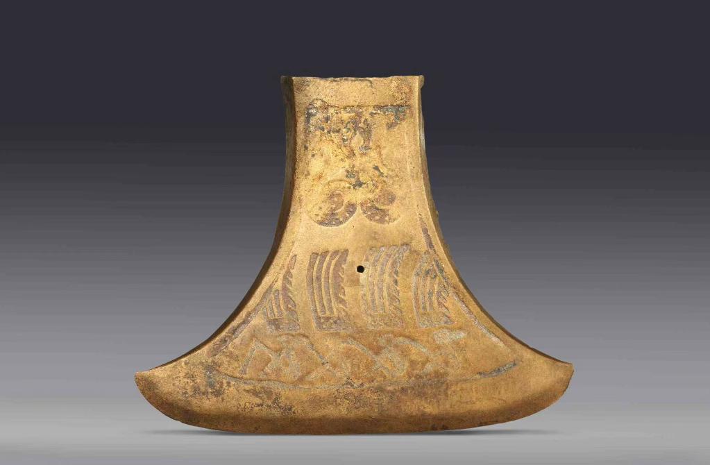 图为"战国羽人竞渡纹铜钺".宁波博物院供图.