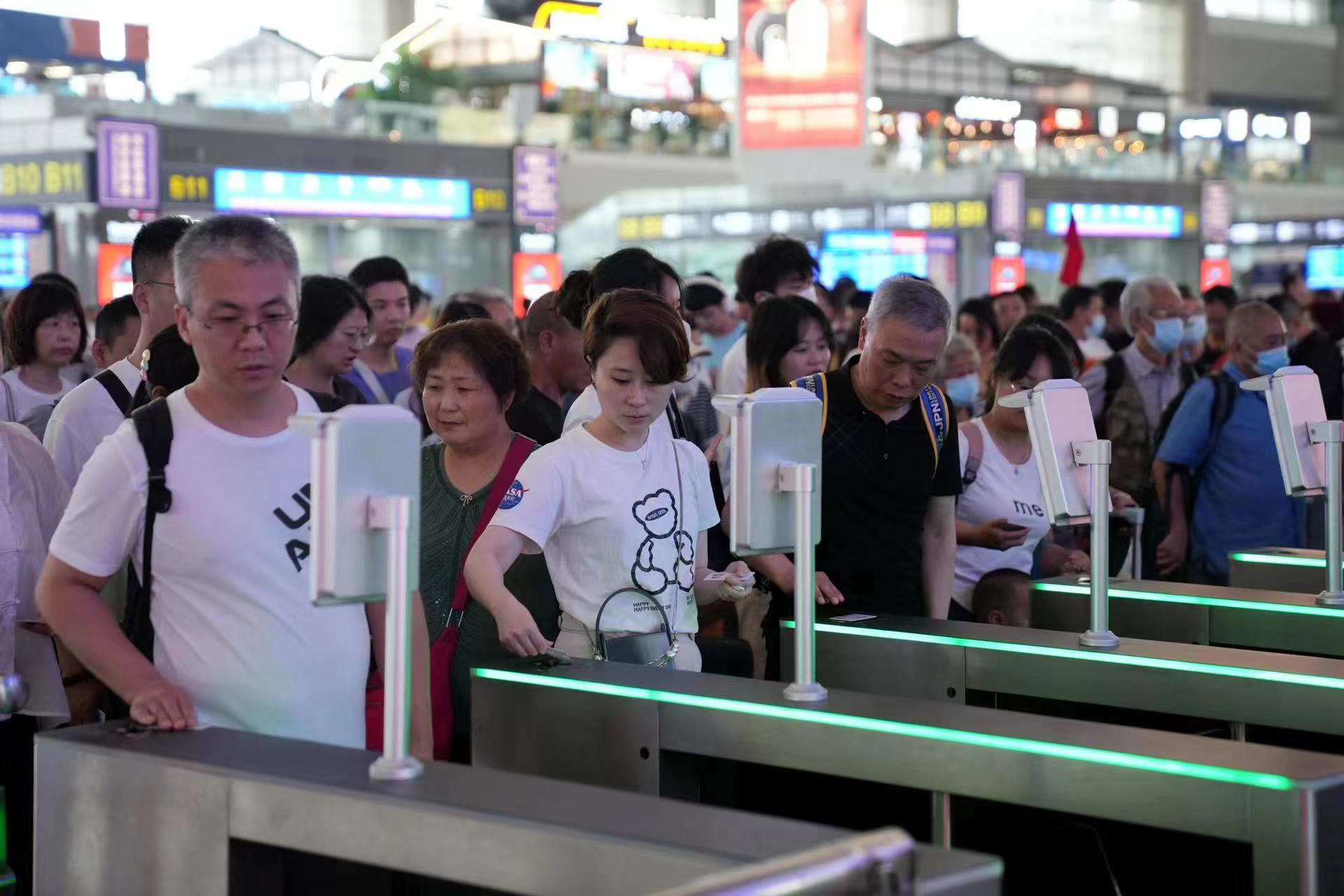 游客正在排队通过检票口.受访者供图