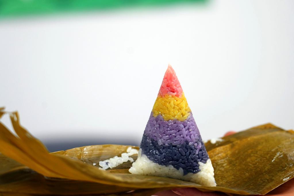 苗族侗族自治州台江县排羊乡的一处粽子生产车间里拍摄的五彩粽子