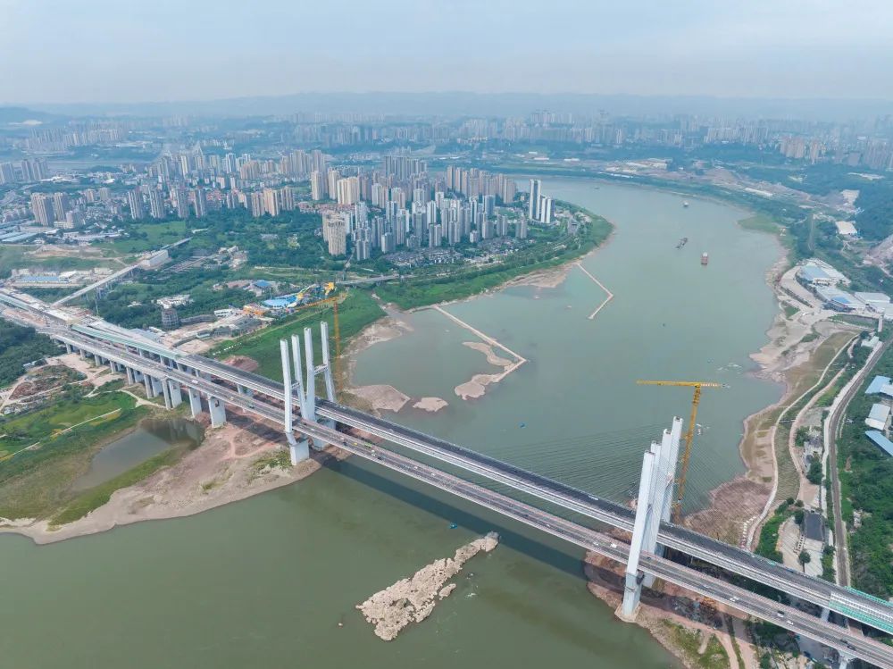 重庆轨道交通18号线李家沱长江复线桥建设现场&nbsp;谢智强 摄