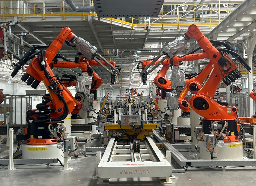 大众安徽meb工厂内正在调试的机械臂装置.新华社记者吴慧珺 摄