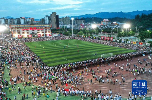 69696月10日拍摄的贵州"村超"足球比赛现场(无人机照片).