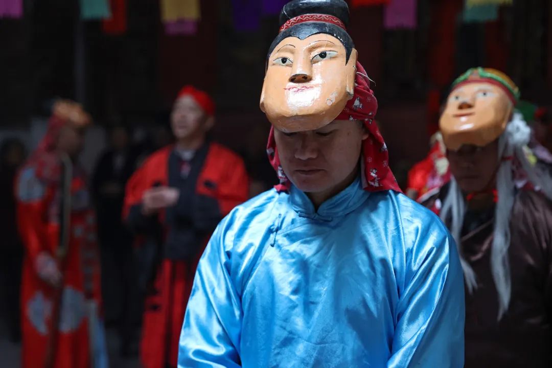 临武傩戏中的"上脸子"(戴面具)起愿 陈卫平 摄