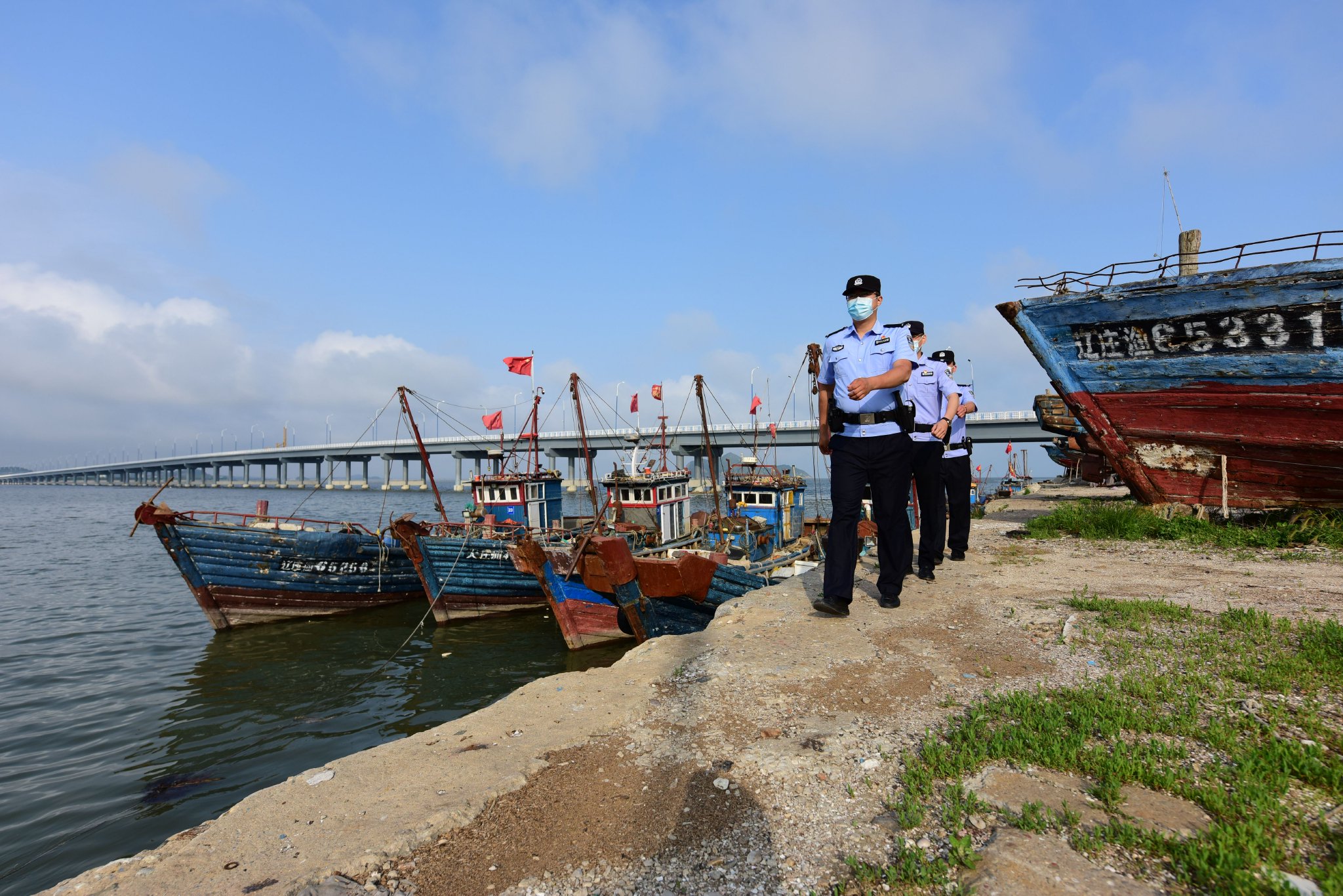 大连市公安机关民警在海岸边巡逻.(大连市公安局供图)