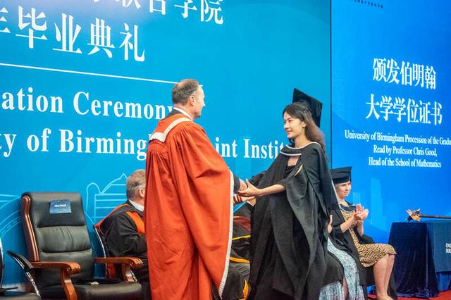 伯明翰大学校长亚当61蒂克尔为毕业生行握手礼.陈宇龙/摄