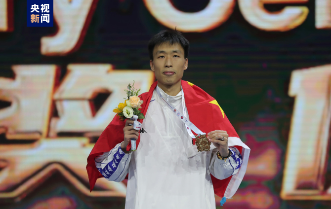 莫梓维获男子花剑个人赛金牌