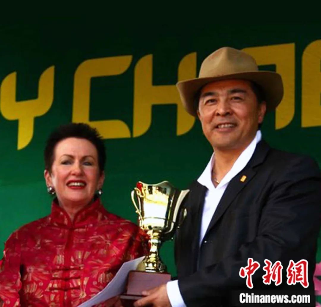 悉尼市市长莫尔（左）给余俊武颁发中国春节嘉年华“艺术奖” 。受访者供图