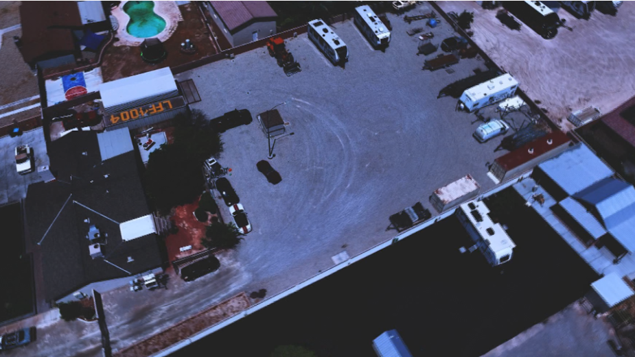 从无东谈主机上看到陈述该起事件的家庭的后院。图片起首：8 News NOW