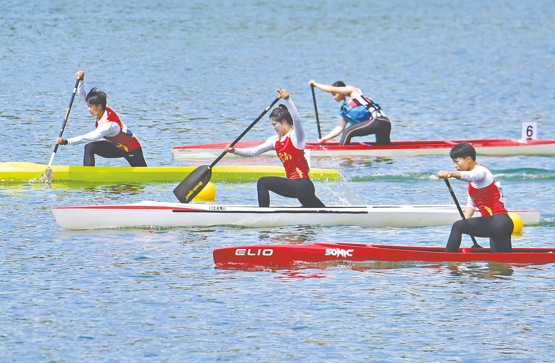 图为选手们在比赛中劈波斩浪,奋勇争先. 本报记者潘浩 摄