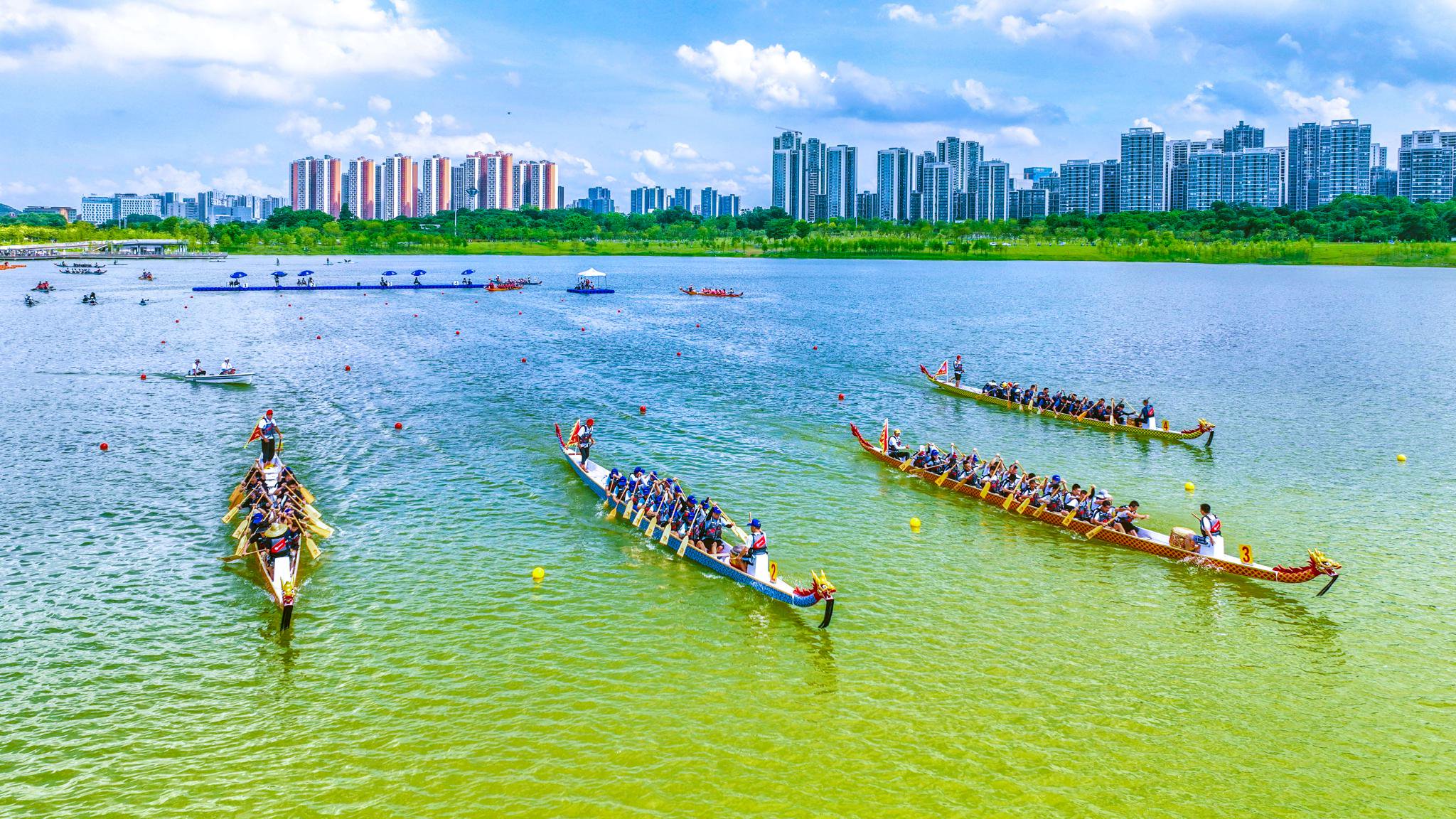 上运动系列赛之龙舟邀请赛在广东省广州市黄埔区知识城九龙湖公园举行