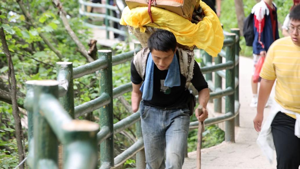 独臂背山工背上百斤粽子上山,已工作六七年想给家人更好生活