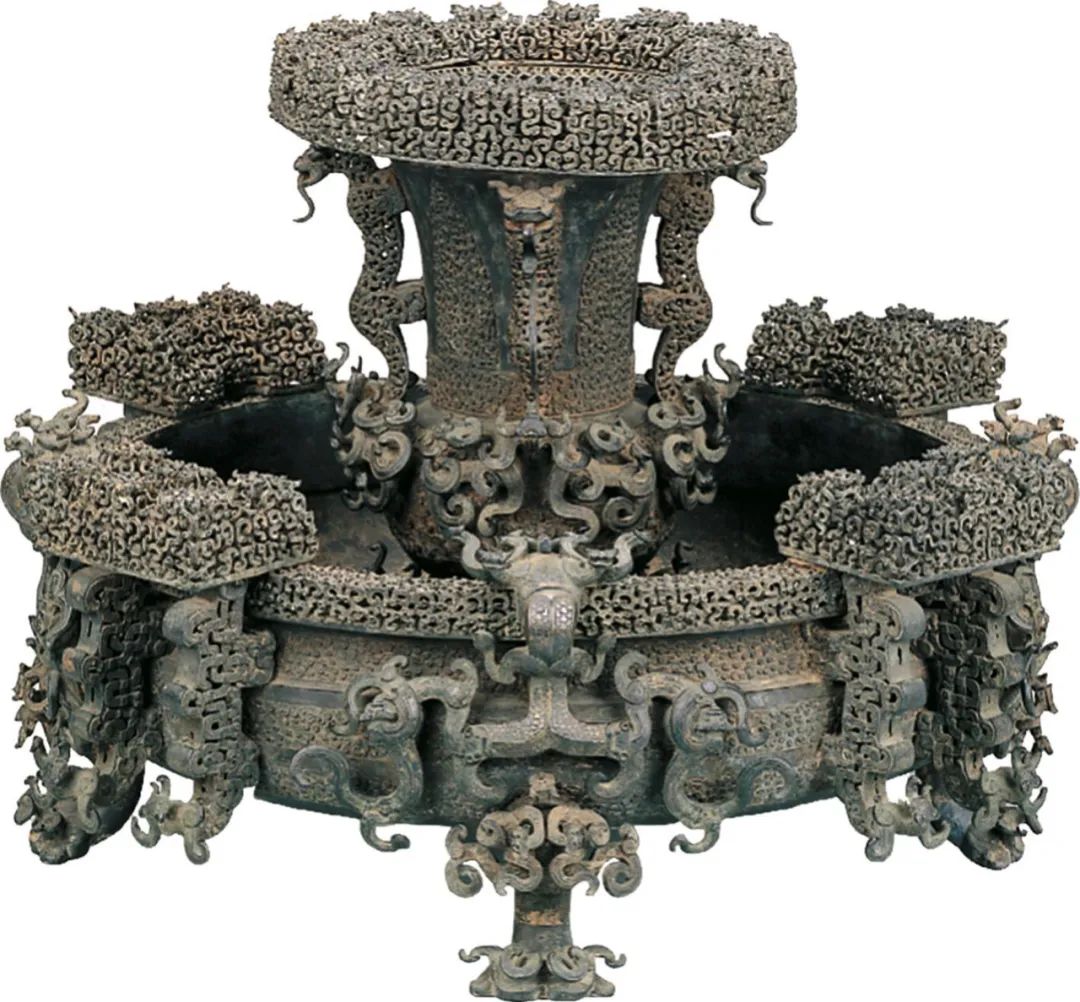 这套曾侯乙尊盘,也是失蜡法铸造工艺的代表作.