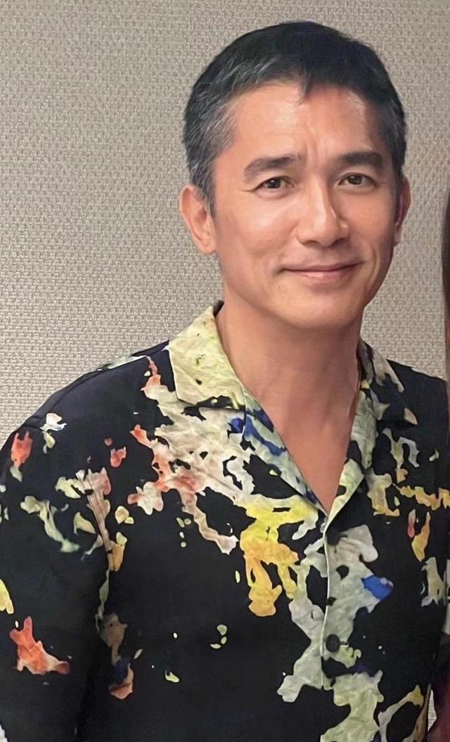梁朝伟回国两鬓斑白,紧搂富婆合影心情佳,穿4000多衬衣肌肉紧实