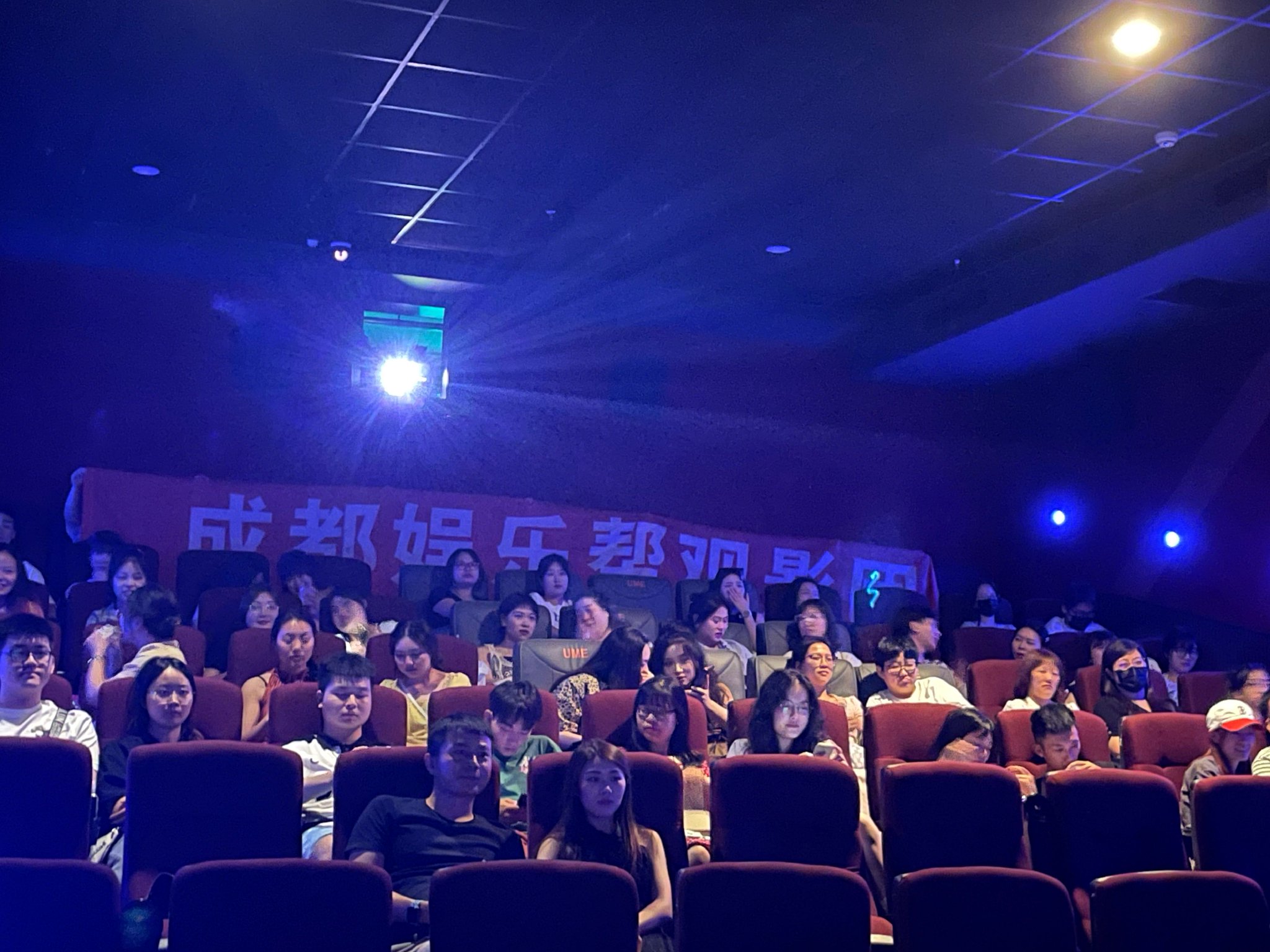 又做完一场包场观影。应到60人，实到55人（前三排未安排就坐）……|观影团|成都|娱乐_新浪新闻