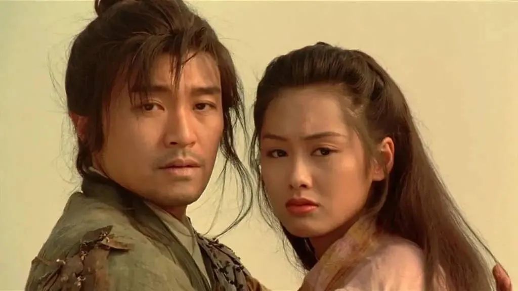 周星驰在《大话西游》饰演的"至尊宝"(左)