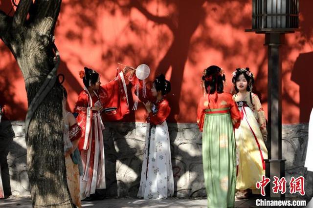 端午小长假第二日 西安大唐不夜城迎大量游客|张远_新浪财经_新浪网