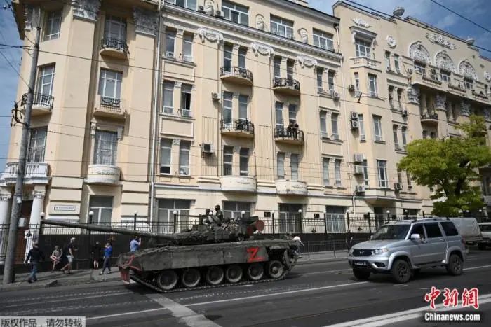 当地时间6月24日，俄罗斯顿河畔罗斯托夫街头的坦克。 