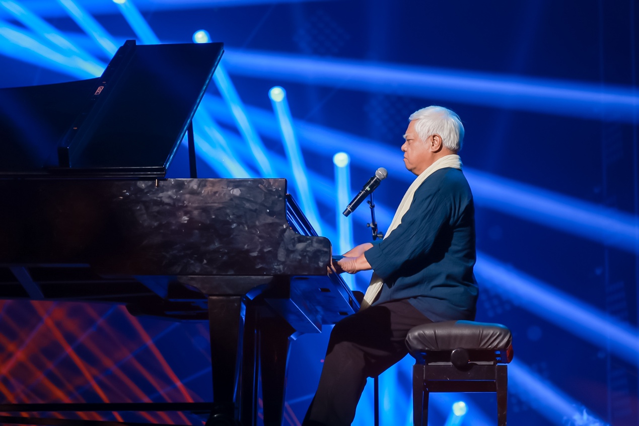 胡德夫出席海峡论坛活动,演唱《橄榄树》.