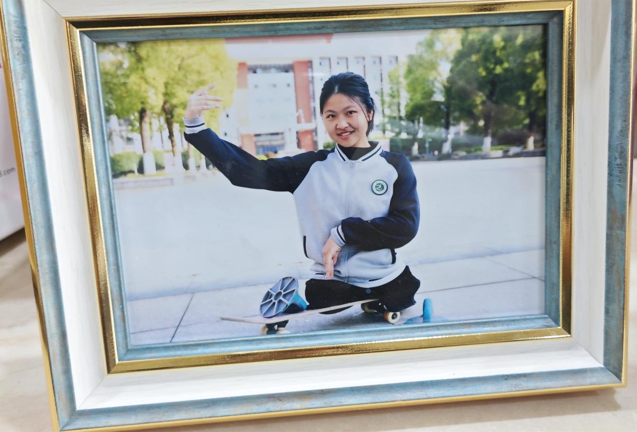 江西"无腿女孩"高考超一本线:想选个既喜欢又不浪费分数的专业|张子怡